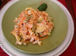 Una foto de Ensalada de pollo y pasta de tornillo