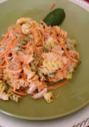 Una foto de Ensalada de pollo y pasta de tornillo