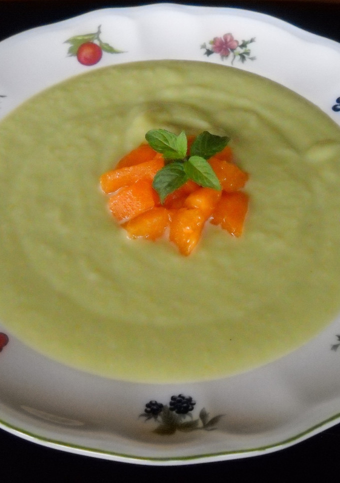 Una foto de Crema fría de espárragos blancos y aguacate