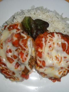 Una foto de Hamburguesas a la napolitana con arroz blanco