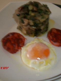 Una foto de Timbal de calabacin con setas, huevo frito y chorizo de Jabugo
