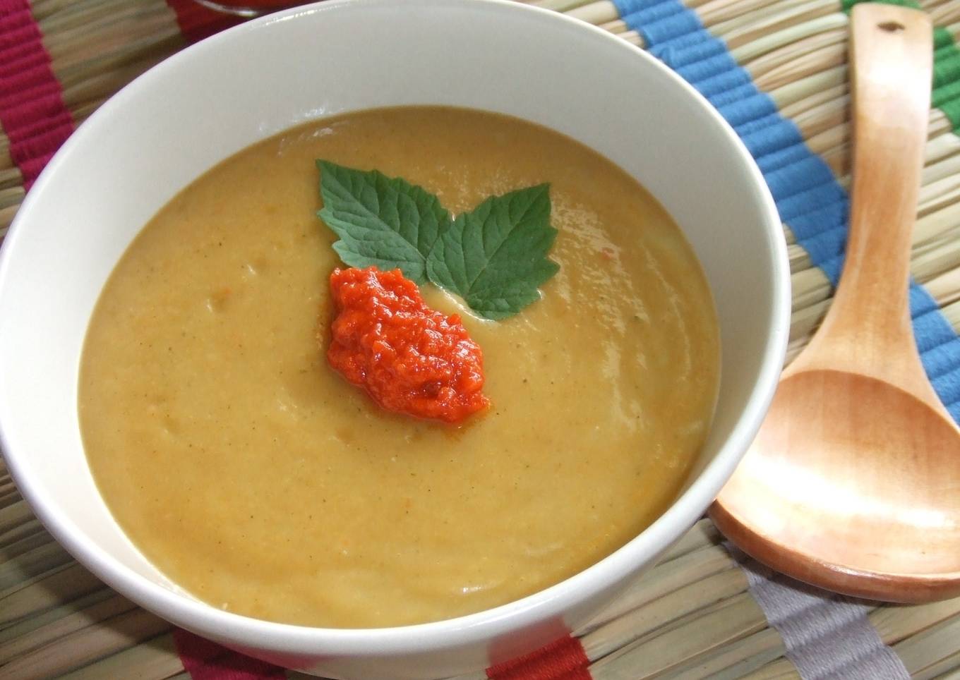 Sopa crema de puerros y maíz con mousse de pimiento y berenjena<br />