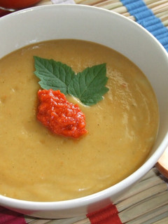 Una foto de Sopa crema de puerros y maíz con mousse de pimiento y berenjena