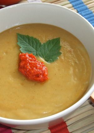 Una foto de Sopa crema de puerros y maíz con mousse de pimiento y berenjena