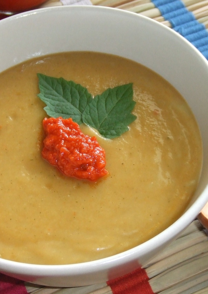 Una foto de Sopa crema de puerros y maíz con mousse de pimiento y berenjena