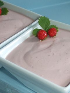 Una foto de Helado de frambuesas y arándanos azules