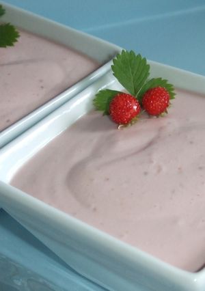 Una foto de Helado de frambuesas y arándanos azules
