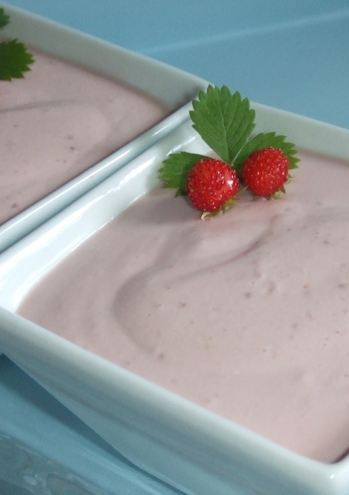 Una foto de Helado de frambuesas y arándanos azules