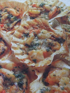 Una foto de Conchas de peregrino gratinadas rellenas de marisco