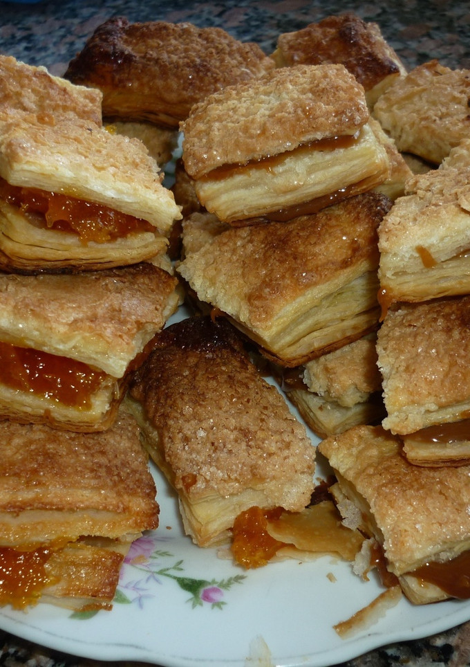 Una foto de Cuadraditos azucarados rellenos de dulce de leche y zapallo
