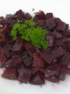 Una foto de Ensalada de remolacha, ajo y perejil