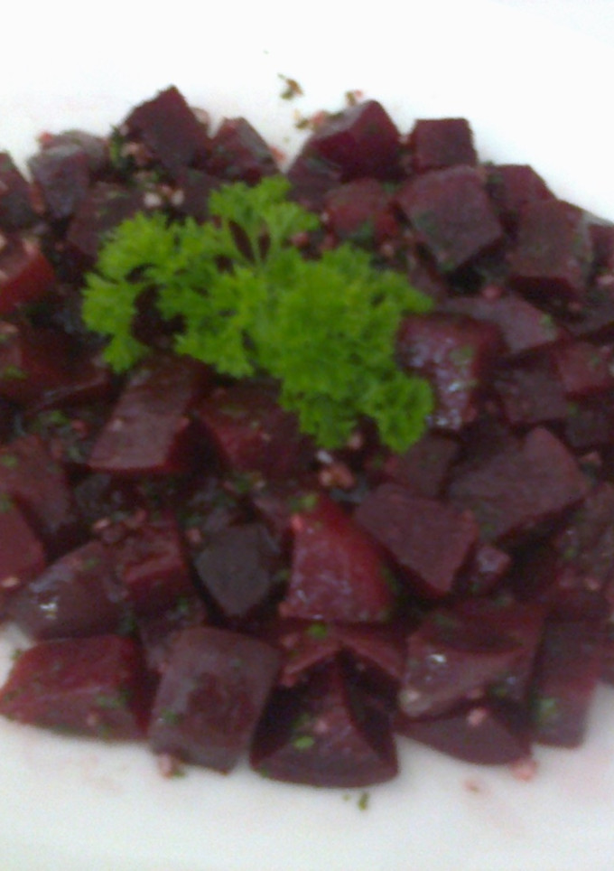Una foto de Ensalada de remolacha, ajo y perejil