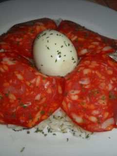 Una foto de Arroz con chorizo y huevo