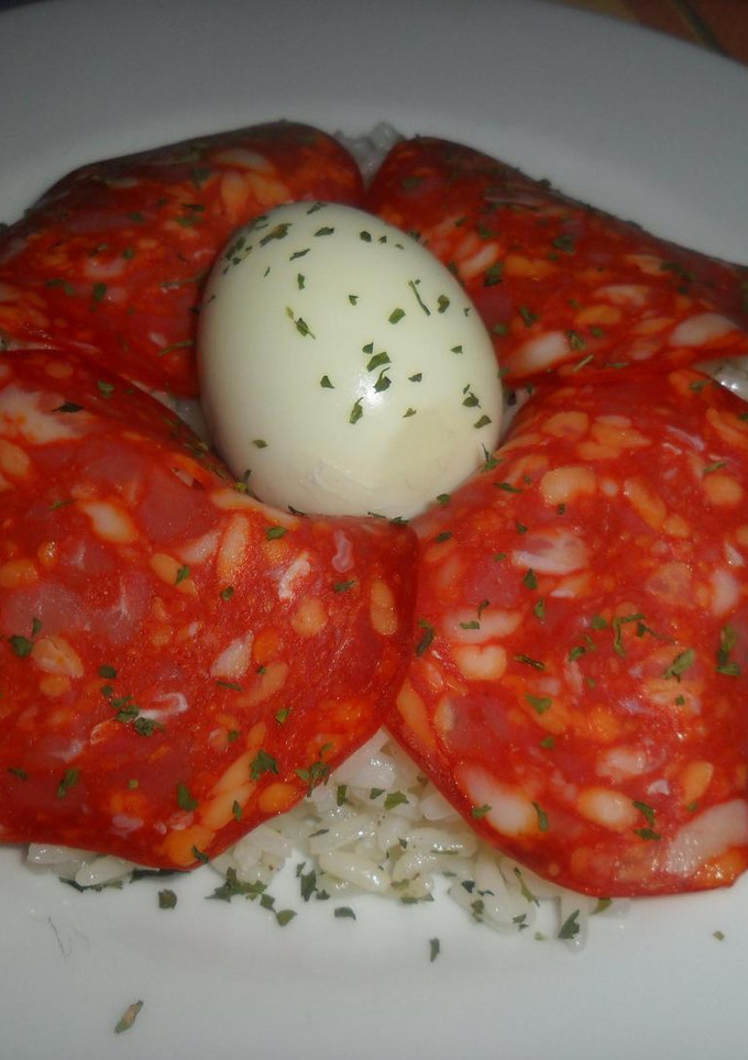 Una foto de Arroz con chorizo y huevo