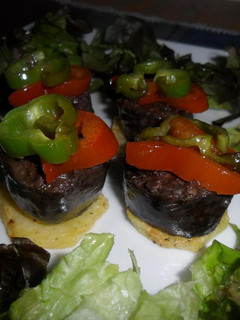Una foto de Montaditos de morcilla y patatas fritas