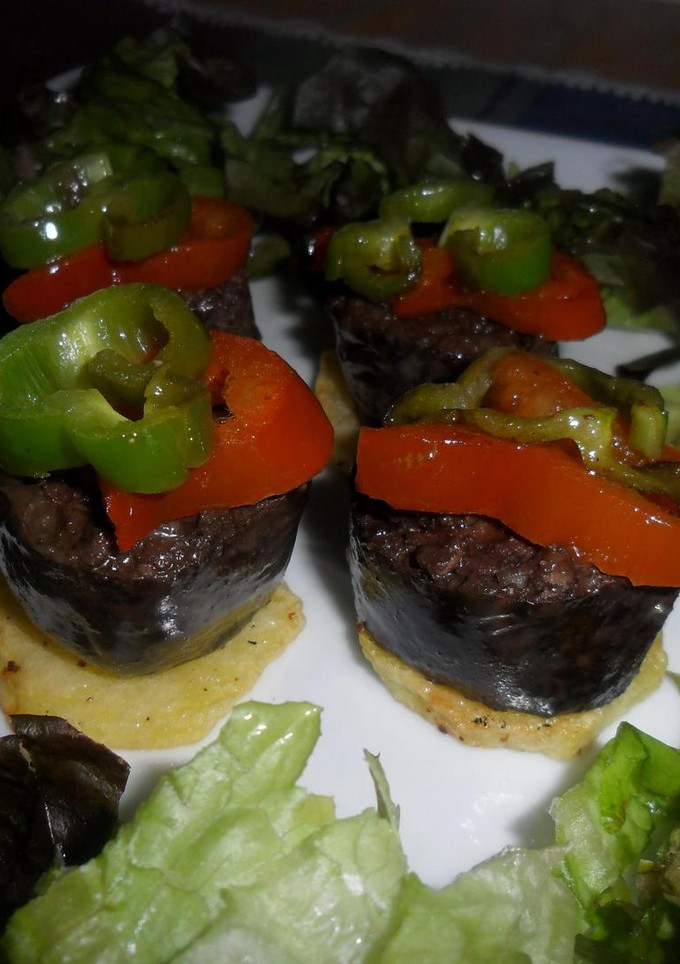 Una foto de Montaditos de morcilla y patatas fritas