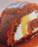 Arrollado de chocolate con queso quark, pepitas de chocolate y su salsa