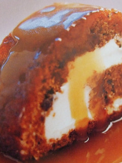 Foto principal de Arrollado de chocolate con queso quark, pepitas de chocolate y su salsa