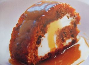 Una foto de Arrollado de chocolate con queso quark, pepitas de chocolate y su salsa