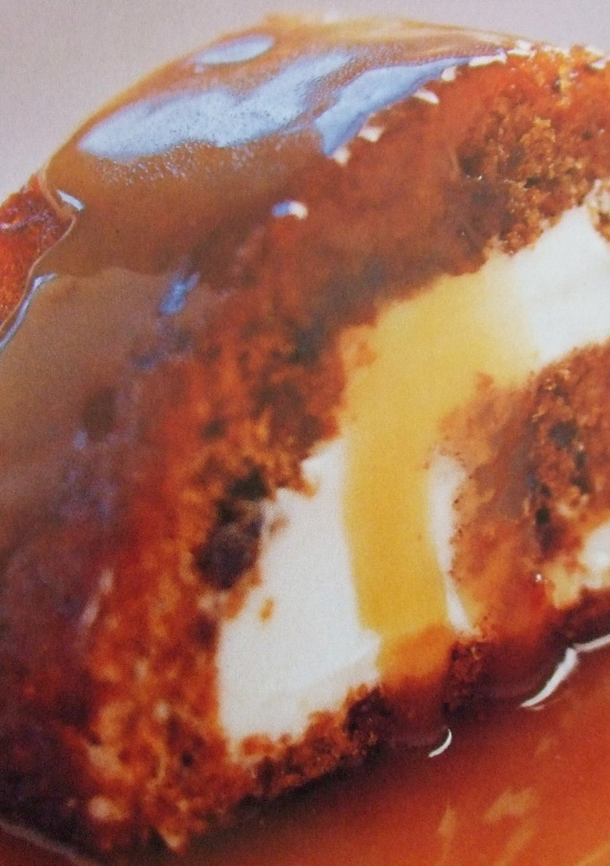 Una foto de Arrollado de chocolate con queso quark, pepitas de chocolate y su salsa