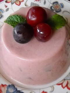 Una foto de Panna cotta de yogur y uvas