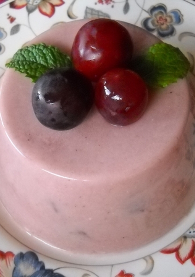Una foto de Panna cotta de yogur y uvas