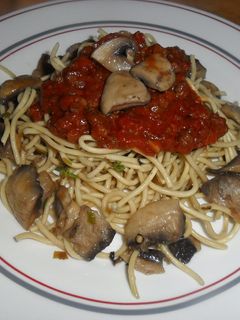 Una foto de Tallarines y champiñones con salsa de tomate casera
