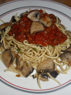 Una foto de Tallarines y champiñones con salsa de tomate casera