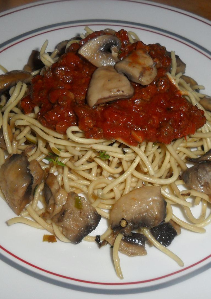 Una foto de Tallarines y champiñones con salsa de tomate casera
