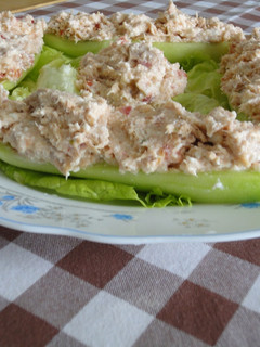 Una foto de Barquitos de pepino rellenos de atún