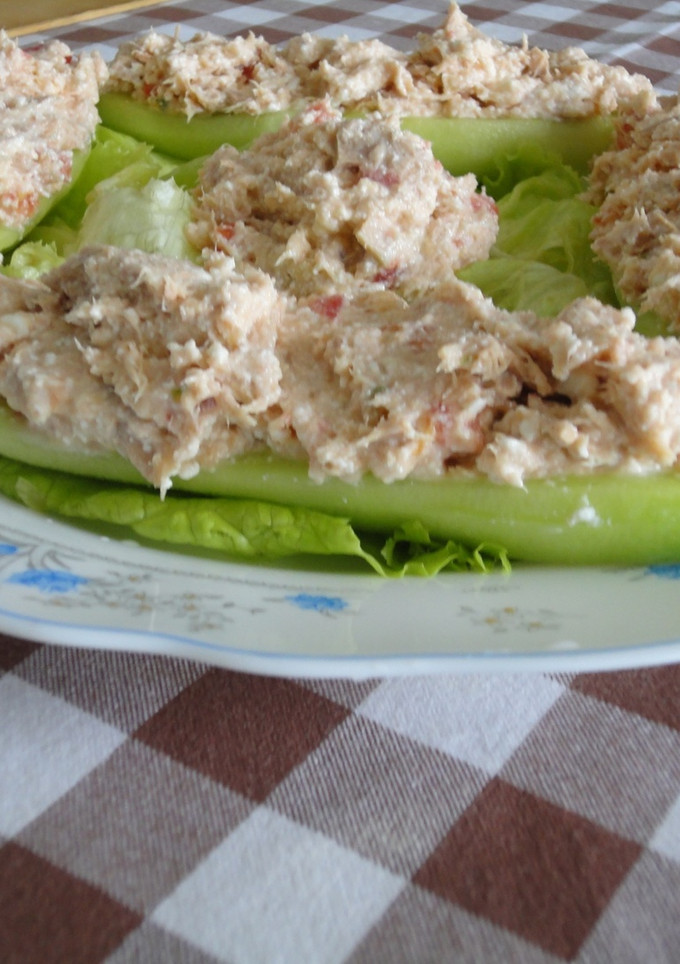 Una foto de Barquitos de pepino rellenos de atún