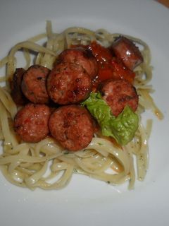 Una foto de Tallarines con chorizos criollos y salsa de tomate aromática