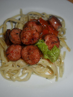 Una foto de Tallarines con chorizos criollos y salsa de tomate aromática