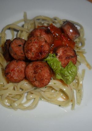 Una foto de Tallarines con chorizos criollos y salsa de tomate aromática