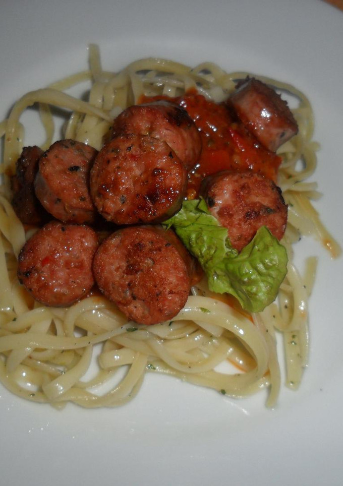 Una foto de Tallarines con chorizos criollos y salsa de tomate aromática