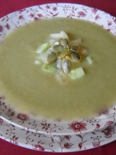 Una foto de Sopa fría de lechuga y pepinos