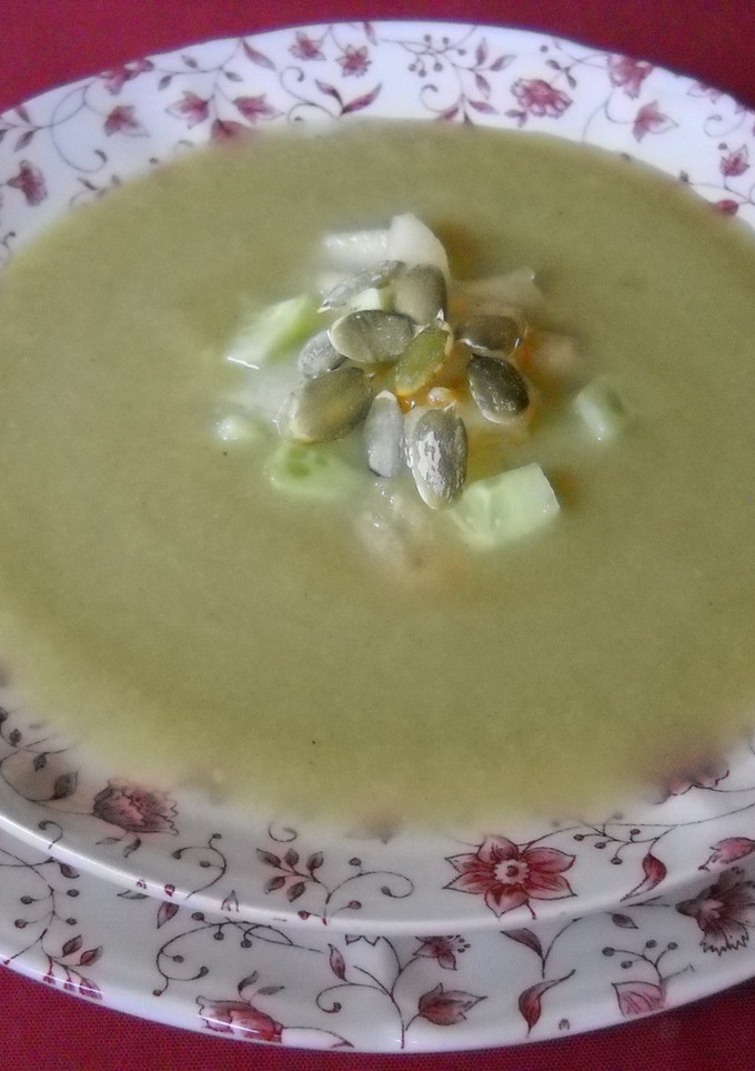 Una foto de Sopa fría de lechuga y pepinos