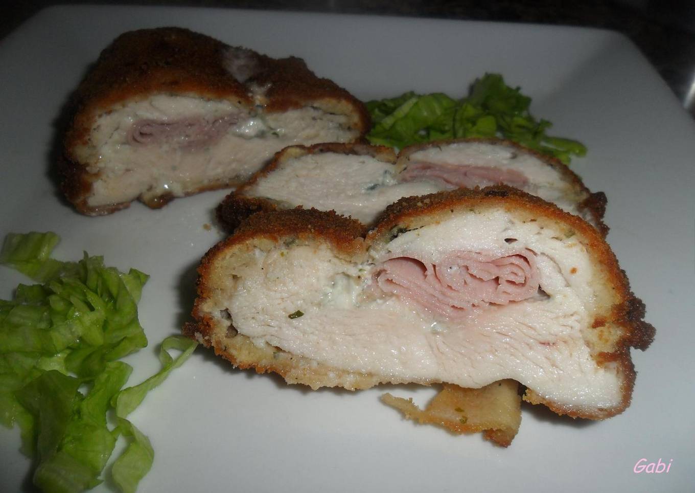 Pechuga de pollo rellena de jamón york y queso roquefort<br />