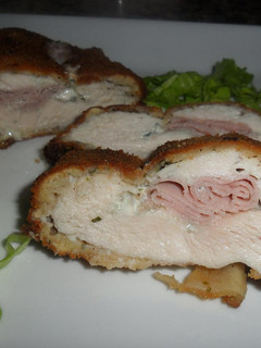 Una foto de Pechuga de pollo rellena de jamón york y queso roquefort