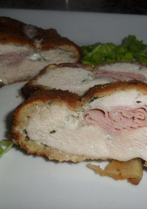 Una foto de Pechuga de pollo rellena de jamón york y queso roquefort