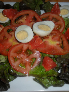 Una foto de Ensalada fresca con pomelo rosado
