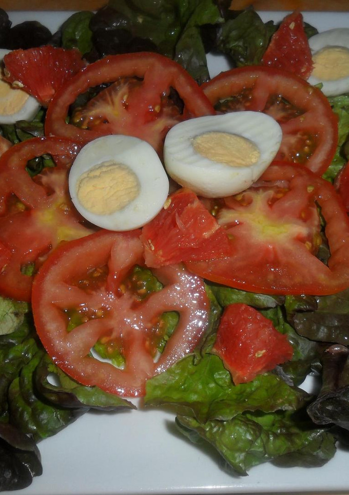 Una foto de Ensalada fresca con pomelo rosado