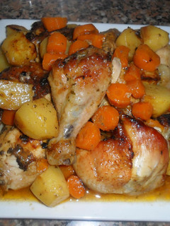 Una foto de Pollo, patatas y zanahorias con salsa de cítricos