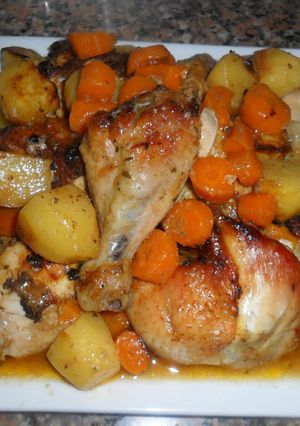 Una foto de Pollo, patatas y zanahorias con salsa de cítricos