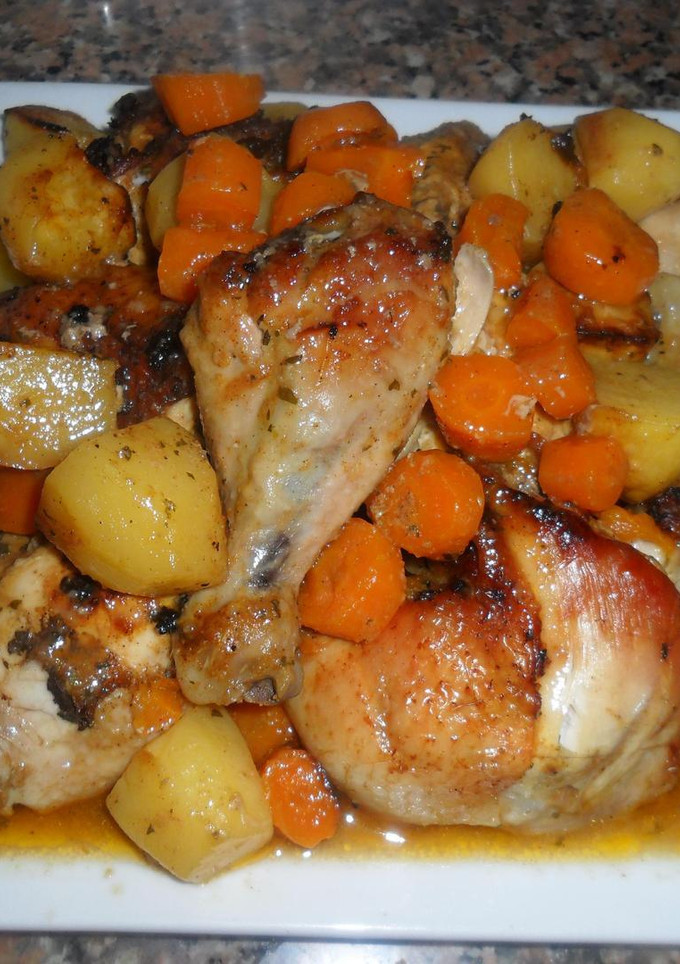 Una foto de Pollo, patatas y zanahorias con salsa de cítricos