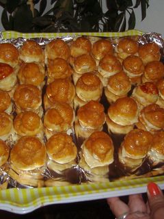 Una foto de Profiteroles de crema caramilizado