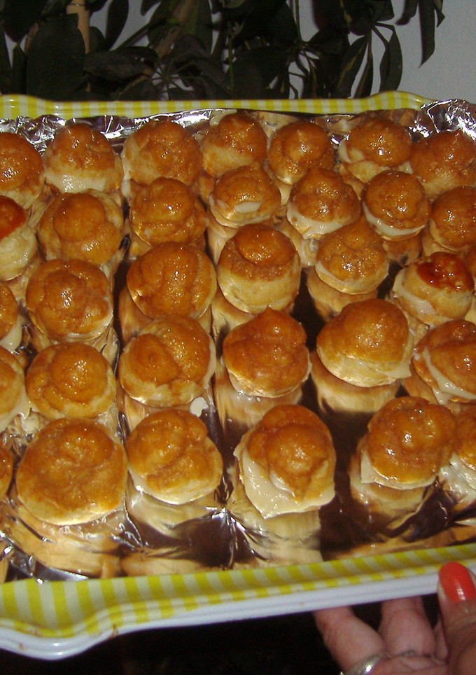 Una foto de Profiteroles de crema caramilizado