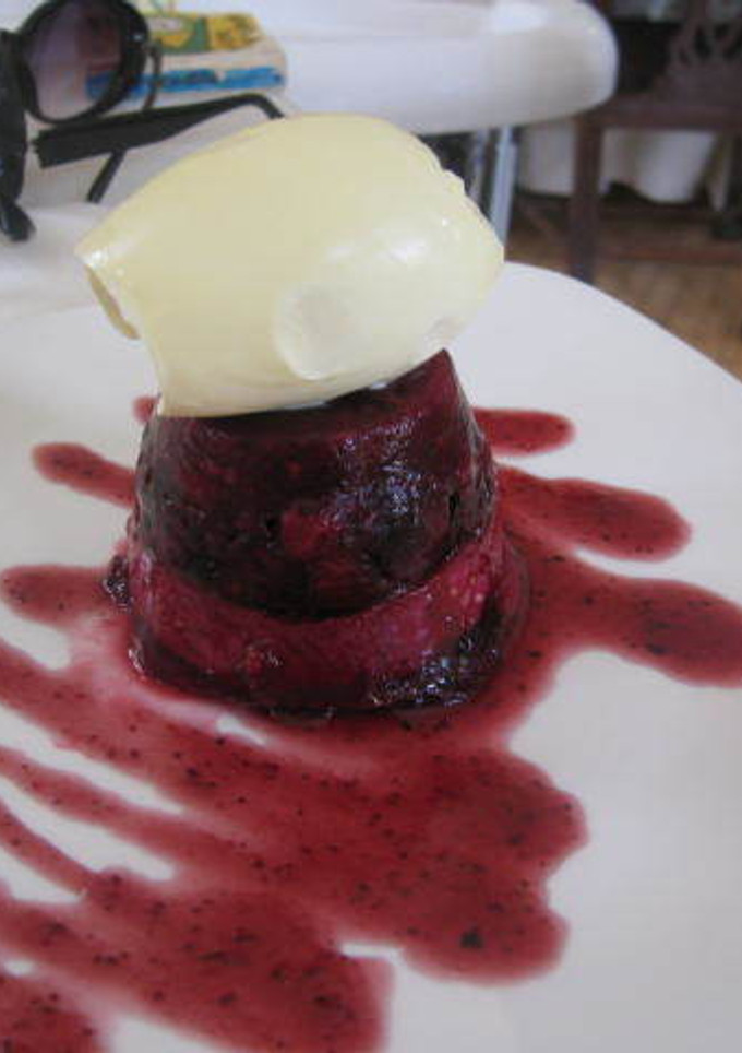 Una foto de Pudding de frutas rojas