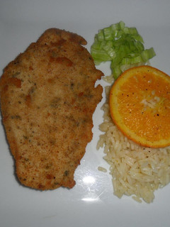 Una foto de Milanesas de pavo con arroz a la naranja