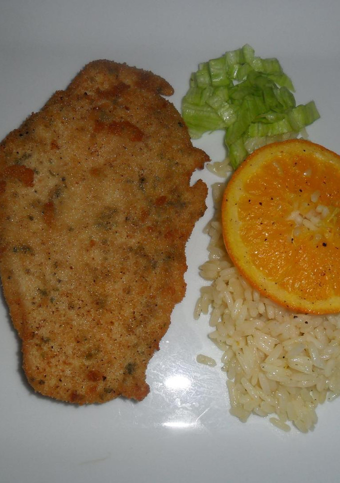 Una foto de Milanesas de pavo con arroz a la naranja